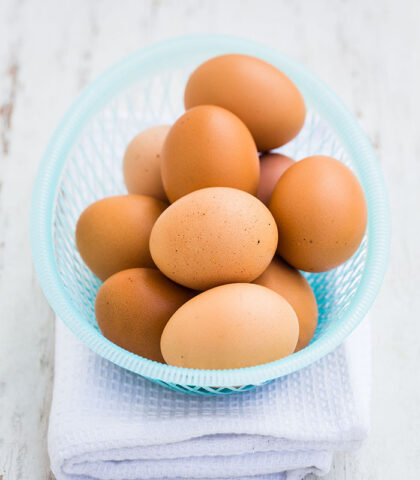 <p><b>Un alimento completo anche per la pelle</b></p><p>Una dieta povera di <b>proteine </b>può causare debolezza (e caduta) dei capelli nonché <b>inaridimento della pelle</b>, e conseguenze come rughe e segni di espressione precoce.</p><p>L’<b>uovo</b> è un alimento completo che non dovrebbe mancare all’interno della dieta settimanale e il cui consumo è consigliato nelle dosi di <b>2-3 uova a settimana</b>. Sia il tuorlo sia l’albume, infatti, presentano notevoli proprietà benefiche per la pelle, garantendone <b>compattezza</b> e tonicità. Il tuorlo, in particolare, è ricco di minerali essenziali quali<b> ferro, fosforo e calcio</b>.</p><p>Inoltre, sempre nel<b> tuorlo</b> d’uovo, è presente un buon quantitativo di vitamine del <b>gruppo B</b>, di <b>carotenoidi</b> (colore rosso/arancio del tuorlo) e, soprattutto, di <a href="https://www.donnamoderna.com/salute/vita-sana/vitamina-d-dove-si-trova" target="_blank"><b>vitamina D</b>, essenziale per ossa, pelle e capelli</a>. Altrettanto numerose sono <b>proteine </b>e fosfolipidi, fondamentali per il benessere del derma.</p><p>L’albume è, invece, ricco di <b>acqua</b> e sali minerali e, dunque, idratante.</p><p>Come consumare le uova per avere una bella pelle? Meglio <b>non fritte</b>, poiché i grassi “cattivi” della frittura andrebbero ad affaticare il <b>fegato</b> e un cattivo stato del fegato significa colorito poco sano e pelle impura. Meglio la cottura <i><b>à la coque</b></i>, molto digeribile e povera di ulteriori grassi.</p>