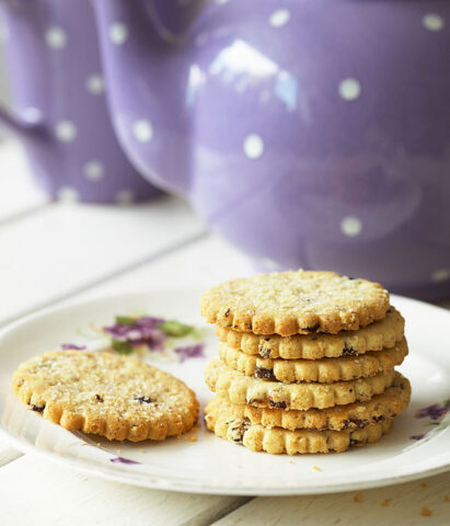 <p> Se non hai molto tempo per preparare la <b>merenda fai da te</b> e il pomeriggio è particolarmente uggioso puoi sempre proporre un classico: il <b>tè con i biscotti</b>. Un momento dolce da condividere tutti insieme per la <b>festa del papà</b>!<br />Se invece hai tempo e vuoi sperimentare nuove ricette puoi proporre di preparare i biscotti in casa! <a href="https://www.donnamoderna.com/cucina/ricetta/biscotti-ricette" target="_self"><b>Qui trovi tante ricette</b></a> dolci e golose!</p>