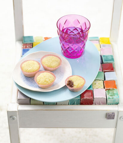 <p>Una <b>ricetta</b> un po' più complicata da fare con i <b>bambini</b> più grandi: i <b>dolcetti al cocco farciti</b>. Un'idea per una <b>merenda dolce</b> in un pomeriggio di festa!</p><p> Per i dolcetti al cocco ti servono: 170 g farina di cocco, 200 g di zucchero, 40 g di farina bianca, 2 uova, 50 g di cioccolato fondente e 1 dl di panna fresca.<br /> Trita il <b>cioccolato</b> e poi fai riscaldare la <b>panna</b> a fuoco dolce. Versa i pezzetti di <b>cioccolato</b> e fallo sciogliere mescolando. Togli dal fuoco, fai raffreddare e lascialo in frigo per almeno un'ora. Intanto sbatti le uova con lo zucchero, unisci le farine di cocco e bianca continuando a mescolare.<br /> Con la crema al cioccolato fredda componi delle <b>palline</b> grandi quanto un'oliva e rivestile con l'impasto al cocco, rotolandole con le mani. Quest'operazione divertirà moltissimo i <b>bambini</b>! Lasciali sperimentare anche se il risultato saranno palline ovali e di dimensioni diverse!<br />Disponi le palline su una teglia rivestita di carta da forno e inforna a 140° per 10 minuti circa.</p>
