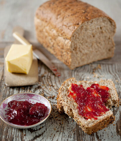 <p>Un classico della <b>merenda per bambini</b>: il <b>pane</b> con burro e <b>marmellata</b>. Ancora più gustosa se consumata tutti insieme! Una proposta soprattutto per i bambini abituati alle "merendine confezionate": far merenda con <b>mamma e papà</b> in modo sano li stimola ad assaggiare nuovi cibi e abituarsi ai sapori autentici!</p>