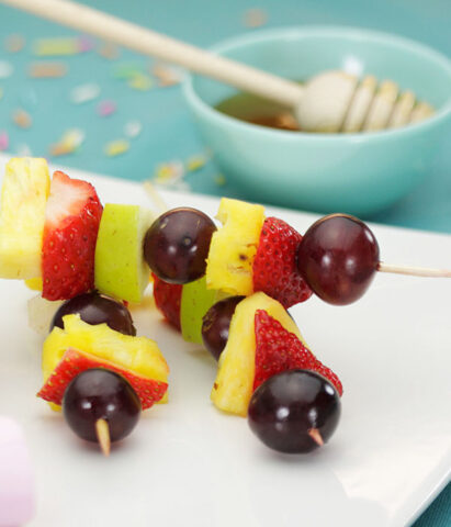 <p> Uno <b>spuntino leggero e sano</b>: gli <b>spiedini di frutta</b>! Lava, sbuccia e riduci a pezzetti la tua frutta preferita (i <b>bambini</b> adoreranno fragole, ananas e uva), poi infilali sui bastoncini da spiedini. Se i bambini non sono troppo piccoli si divertiranno da soli a comporre il loro "spiedino personale"!<br />Accompagna questa merenda con del <b>miele</b> o dello yogurt bianco.</p>