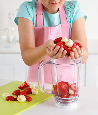 <p>Se si vuole stare leggeri ma fare il pieno di <b>vitamine</b> proponi una <b>merenda </b>a base di frullato di <b>frutta fresca</b>! Fai scegliere ai bambini la frutta che preferiscono: colorata e dolce. Puoi frullarla aggiungendo del <b>latte vaccino o vegetale</b> (i bambini adorano il latte di avena o di mandorle, valide alternative al latte vaccino anche per variare cibi e sapori).</p>