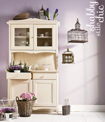 <p>La tua casa è <b>shabby chic</b>? Questo stile retrò, influenzato dal provenzale e dal british-style, sta spopolando. Dona alla casa un'atmosfera romantica e un po' decadente. Perfetto abbinato alle pareti <b>viola-lavanda</b> che valorizzano i colori e le linee degli arredi.</p>