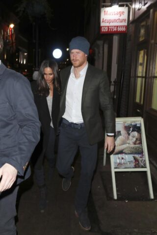 <p>Protegge la fidanzata Meghan dai paparazzi il principe Harry mentre escono da un ristorante nel cuore di Londra. </p>