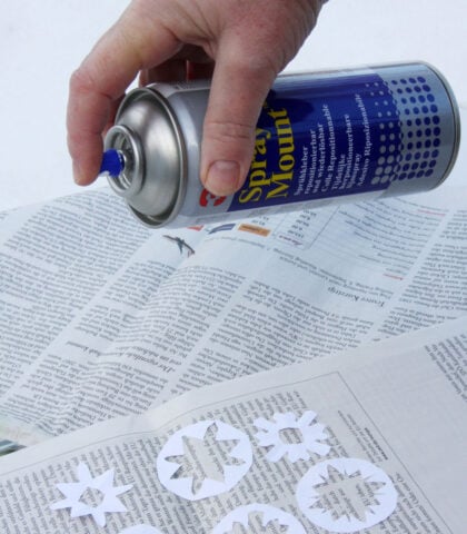 <p> <b>Colla “attacca-stacca”</b><br />Utilizza come mascherine sia la sagoma ritagliata dal centro del quadrato di carta sia quella esterna. Appoggia le mascherine su un foglio di giornale e spruzzale attentamente con la colla spray riposizionabile. Questo tipo di colla ti permette di riparare a eventuali errori di posizionamento e spostare le mascherine come e quante volte vuoi.</p>
