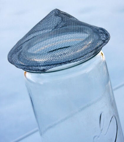 <p> <b>Il “cappello” è pronto</b><br />Appoggia il cono di rete che hai realizzato sul barattolo, al posto del coperchio. Rimboccalo qua e là, per un effetto “casuale”.</p>