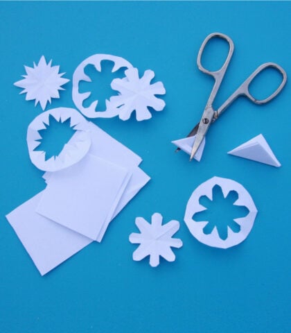 <p> <b>Mascherine da stencil</b><br />Ritaglia dei quadrati di carta di cm 4/5 cm di lato. Piegali a metà lungo la diagonale e poi ancora a metà per 2 volte. Taglia la punta (quella che corrisponde al centro del quadrato) del triangolo. Non praticare un taglio diritto, ma sagomato a piacere, per ottenere forme diverse. Fai delle prove e verifica il risultato aprendo il quadrato. Arrotonda gli angoli del quadrato.</p>