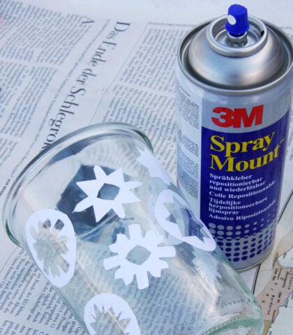 <p> <b>Una composizione ok</b><br />Applica le mascherine sul vasetto di vetro, dopo averlo pulito perfettamente: per togliere ogni traccia di sporco l’ideale è l’alcol. Crea una composizione ben equilibrata e, se non sei soddisfatta, puoi togliere e riapplicare di nuovo le sagome: vengono via bene, basta usare un po’ di delicatezza.</p>
