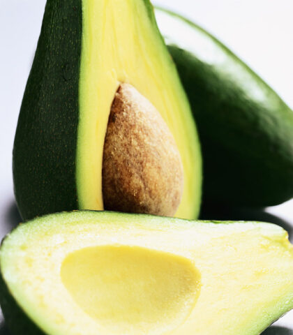 <p>Secondo uno studio della Harvard school of public health, tutti i cibi che contengono grassi <b>monoinsaturi</b> e <b>polinsaturi</b> come l’avocado, i semi di zucca e l’olio d’oliva aumentano le chance di restare incinta, persino nel caso si ricorra all’inseminazione artificiale. «Queste sostanze favoriscono il corretto funzionamento dell’<b>apparato riproduttivo</b>, perché mantengono il giusto equilibrio ormonale» spiega Alessandra Bosetti.</p><p><b>Come gustarlo </b></p><p>Fai il pieno di grassi buoni preparando un’insalata con olio d’oliva, avocado e semi di zucca.</p><p><b>Quante volte </b></p><p>Almeno <b>tre</b> alla settimana.</p>