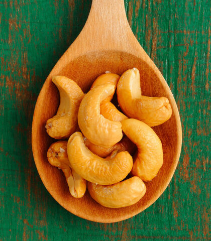 <p>Danno <b>energia</b> e, se consumati nelle dosi giuste, poche calorie. «Questi alimenti sono molto ricchi di <b>ferro</b>, una sostanza preziosa che favorisce la fertilità e limita il rischio di <b>aborti spontanei</b>» spiega Alessandra Bosetti.</p><p><b>Come gustarli </b></p><p>Nello yogurt o come snack spezzafame.</p><p><b>Quante volte </b></p><p>30 grammi <b>3-4</b> volte a settimana.</p>