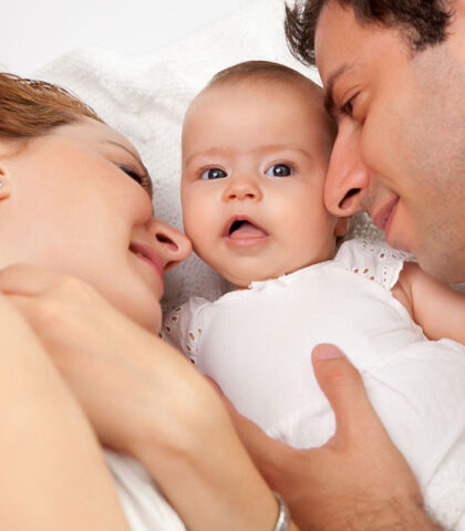 <p><b>Il piccolo è più sicuro</b></p><p>Forse non ce ne rendiamo conto, ma per i bambini la notte è assenza, buio, silenzio, mancanza di sicurezza; dormire soli, per loro <b>non è normale</b>. L'idea che si debbano abituare è solo nostra; è dimostrato, invece, che il bambino diventa più <b>empatico</b> e<b> indipendente</b> se sta più spesso accanto ai genitori. </p>
