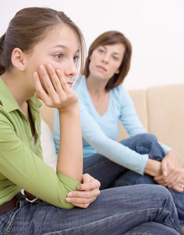 <p><i><b>Le ragioni del no</b> <b>e del sì</b></i></p><p> <i><b>No</b></i><br />Alcuni psicologi sostengono che, oltre all'infanzia, sia l'<b>adolescenza</b> ad essere centrale nel desiderio di <b>maternità</b>. Le tipiche crisi legate alle crescita, se molto profonde, possono aver lasciato un ricordo di sofferenza che non si vuol rivivere, soprattutto in relazione ad una nuova vita che prima o poi affronterà lo stesso periodo.</p><p> <i><b>Sì</b></i><br />L'<b>adolescenza</b> è un momento molto controverso e che genera grandi preoccupazioni nei genitori. Ma chi mette al mondo un bambino ha davanti a sé tanto tempo, problemi da risolvere ed esperienza da fare come genitore che rimanderà il problema a tempo debito. Un'adolescenza sofferta in prima persona può essere invece un'occasione per capire e sostenere il più possibile i propri figli in questa fase di crescita così delicata.</p>
