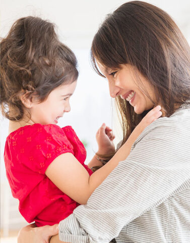 <p><i><b>Le ragioni del no</b> <b>e del sì</b></i></p><p> <i><b>No</b></i><br />C'è chi sostiene chi non <b>desidera figli</b> ha avuto un'infanzia difficile e non vuole rivivere il proprio dolore di ex bambina; ma al contrario ciò potrebbe spingere ad uno spirito di <i>revanche</i> che miri a colmare quel vuoto. Non c'è una reazione precisa in base al proprio vissuto in famiglia. Alcune donne possono aver assorbito il messaggio "faticoso" della madre, che non volendo hanno trasmesso l'idea ben radicata che far figli non è una passeggiata e che la <b>famiglia</b> possa essere una gabbia.</p><p> <i><b>Sì</b></i><br />"Con la <b>nascita di mio figlio</b> e attraverso la sua crescita ho cominciato a pensare sempre più spesso alla mia <b>infanzia</b>. Alcuni ricordi sono venuti naturalmente a galla, altri si affacciano timidamente dalla nebbia del passato. L'atteggiamento di mia madre nei confronti di mio figlio mi riporta indietro nel tempo, a quando l'oggetto delle sue cure ero io in prima persona. Questo mi ha permesso di mettere insieme il puzzle della mia infanzia. Senza l'esperienza della maternità sarei rimasta nel ruolo di figlia." Un'esperienza condivisa da molte <b>mamme</b>, nel bene o nel male. Senza la maternità avrebbero perso quest'occasione di <b>crescita personale</b>.</p>