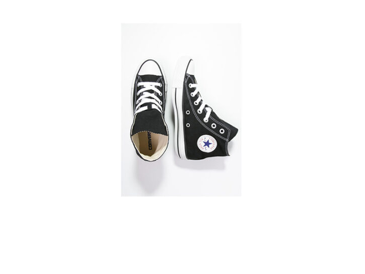<p>Le sneakers giuste? Un paio comodo e easy in tela come queste non può mai mancare nel guardaroba (<b>CONVERSE</b>)</p>