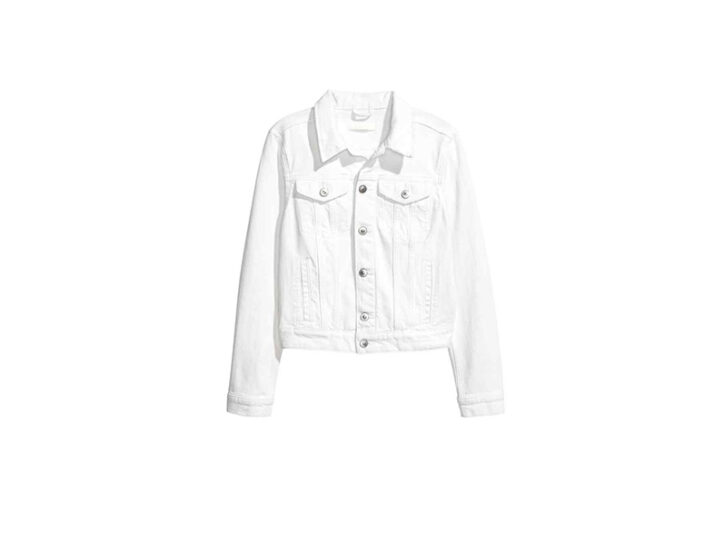 <p>Completa il tutto con una giacca in denim, magari nella variante bianca, fresca e luminosa (<b>H&M</b>)</p>