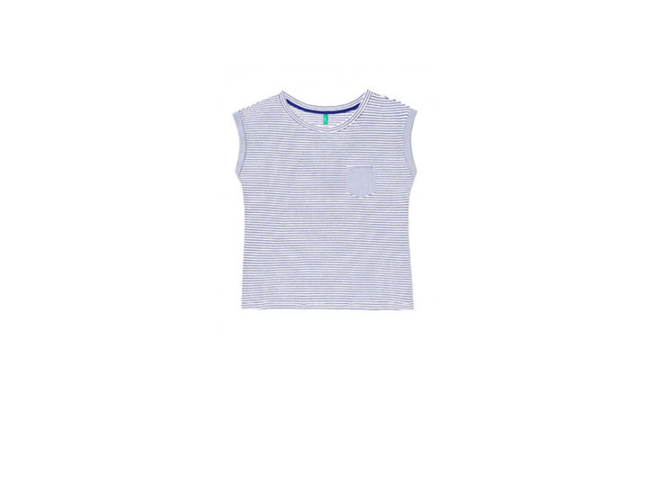 <p>Da abbinare a un crop top, ossia un top corto e sbarazzino, declinato su una fantasia a righe in perfetto stile navy (<b>BENETTON</b>)</p>