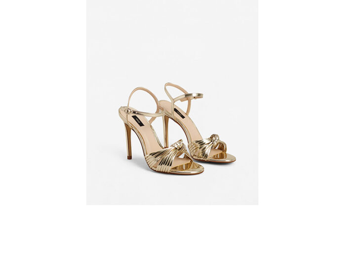 <p>Per un tocco speciale, aggiungi un paio di sandali alti in pelle metallizzata (<b>MANGO</b>)</p>