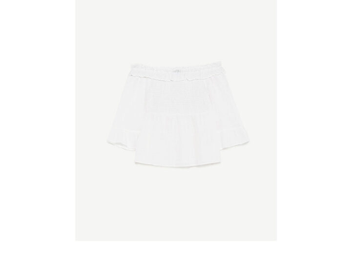 <p>En pendant la blusa in cotone bianco con spalline scese e volant (<b>ZARA</b>)</p>
