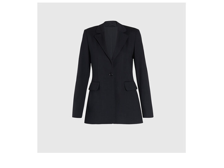 <p>La giacca perfetta su questo look, neanche a dirlo, è un blazer nero dalla silhouette sartoriale, un vero passe-partout (<b>MARELLA</b>)</p>