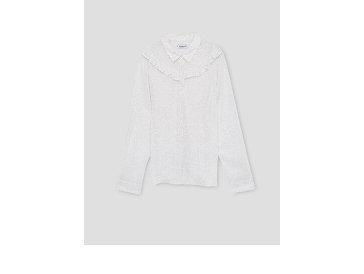 <p>Da mixare con una camicia bianca arricchita da volant su maniche e colletto per un tocco sofisticato (<b>PULL&BEAR</b>)</p>