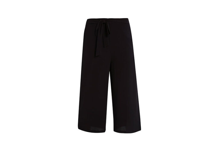 <p>Super chic anche la versione con cintura in tessuto annodata in vita (<b>KAFFE</b>)</p>