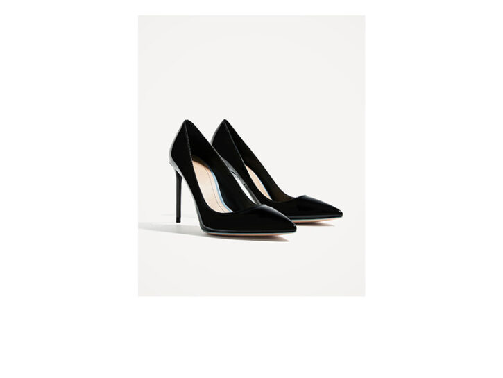 <p>Ai piedi un paio di décolleté a punta in vernice nera e sei pronta per una serata speciale (<b>ZARA</b>)</p>