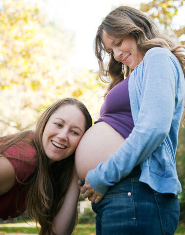 <p> Il dubbio sulla <b>maternità</b> si affaccia nella mente intorno ai 30 anni, per diventare più assillante verso i 40; sempre se nel frattempo qualcosa nella tua vita privata non è cambiato.Ci sono donne che dentro di sé lo sanno da sempre di <b>non desiderare figli</b> ed altre che tentennano, ma non sono realmente convinte né dell'una né dell'altra scelta (perché di scelta si tratta, in fondo). Entrambe le categorie delle "<b>no-child</b>" vivono la questione con un senso di colpa, come se fosse qualcosa di cui vergognarsi. Finché non fanno pace con la propria <b>coscienza </b>e si rendono conto che la maternità è un <b>desiderio</b> e non un bisogno sociale-fisiologico a cui assolvere obbligatoriamente.<br /> Altre donne, invece, <b>sognano la maternità</b> sin da bambine, e si proiettano già nel futuro ruolo di madre. Per loro le difficoltà socio-economiche e la responsabilità passano in secondo piano, il desiderio di crescere e accudire un <b>bambino</b> viene prima di tutto. Così, se si verificano le condizioni ideali (una <b>vita di coppia</b> stabile) inseguono il loro sogno senza farsi influenzare da nessuno.<br />Entrambe le scelte, se fatte con consapevolezza e senza violare il proprio modo di essere, sono giustificate. Vediamo le <b>ragioni</b> del <b>no</b> e del <b>sì</b> sulla questione maternità.</p>
