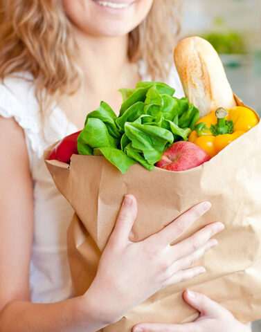 <p>Un ambito dove la scelta di utilizzare la <b>pianificazione</b> è particolarmente vincente è quello della <b>spesa</b> e del <b>menu</b>. Investire 5/10 minuti di tempo la domenica per organizzare il menu di tutta la settimana <b>evita gli sprechi</b> ed è anche di aiuto per seguire un'<b>alimentazione equilibrata</b>, soprattutto se in famiglia ci sono anche dei bambini. Organizza i pasti in base a quello che c'è in frigorifero e in dispensa: in questo modo sarai sicura di utilizzare tutti gli alimenti freschi nei primi giorni della settimana e saprai quando e se devi fare dei piccoli acquisti infrasettimanali. Arrivare a casa la sera avendo già in mente cosa c'è da <b>cucinare</b> è sicuramente più rilassante, ti evita le corse al supermercato dell'ultimo momento e ti permette di utilizzare tutto quello che hai in casa senza il rischio di "dimenticare" qualche alimento deperibile sul fondo del frigorifero!</p>