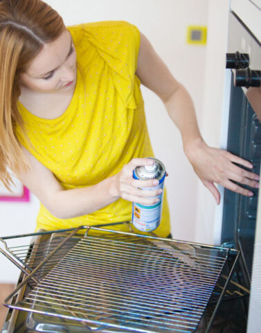 <p>Ci sono poi dei <b>lavori di casa</b> che prescindono dalla quotidianità o dalla programmazione settimanale. Fare il <a href="https://www.donnamoderna.com/tag/cambio-armadi" target="_self"><b>cambio degli armadi</b></a> piuttosto che smontare e pulire le tende o fare dei piccoli lavoretti di manutenzione richiede del tempo. Anche in questo caso, però, se ti <b>organizzi</b> prima <b>pianificando</b> i lavori grossi eviti di trovarti ad accumulare così tante incombenze da non saper da dove iniziare. Un'idea può essere quella di fare una macro-lista con il cambio delle stagioni o nei periodi di post vacanze.</p>