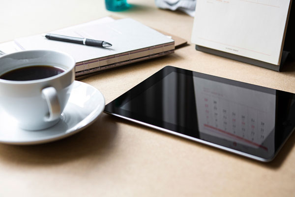 <p> <b>Se hai lo spirito cartaceo</b><br /> Alcune persone per organizzare e pianificare hanno bisogno di prendere la penna e scrivere nero su bianco. Con un minimo di ricerca su Internet troverai tanti planner molto carini e funzionali da stampare e compilare a tuo piacimento. Puoi lasciarli calamitati sul frigorifero, appuntati a una lavagna o in qualsiasi posto ti sembri funzionale. Se sei particolarmente creativa puoi crearli tu stessa con fogli colorati e pennarelli.<br /> <b>Se hai lo spirito tecnologico</b><br />Se invece ti è più congeniale avere sempre tutto sott'occhio sul tuo smartphone troverai app di ogni tipo che fanno al caso tuo per organizzare lavori di casa, impegni e tempo libero!</p>