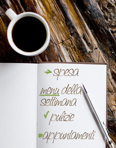 <p><b>Organizzare</b> in anticipo le varie incombenze della <b>routine casalinga</b> è una buona strategia per <b>risparmiare tempo</b>, soprattutto se lavori e i minuti da dedicare alla casa sono davvero contati. Se all'inizio può sembrare macchinoso, quando prendi confidenza con la <b>pianificazione</b> ti basteranno pochi minuti per aver chiara la suddivisione dei lavori nel corso della settimana. Un buon allenamento per valutare dove c'è del tempo sprecato e per ottimizzare le energie che impieghi nelle faccende domestiche. Il <b>planner</b> della <b>spesa</b> e del menu ti permette anche di risparmiare soldi, oltre che tempo: evita gli sprechi e ottimizza gli acquisti. Vediamo quali sono gli ambiti ideali dove applicare la pianificazione anticipata... il risultato sarà del tempo in più per te stessa e meno confusione (anche mentale) in casa.</p>