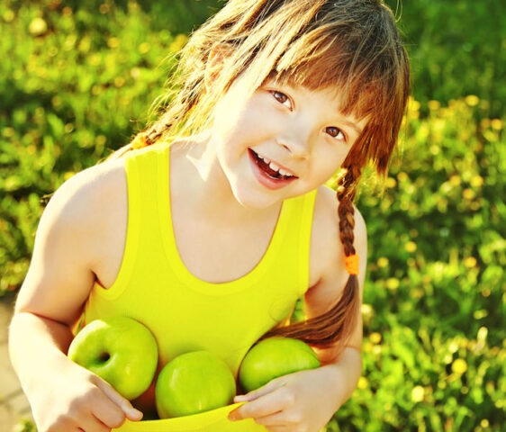<p>Quando il <b>caldo</b> inizia a essere opprimente, vacillano sia l'<b><a href="https://www.donnamoderna.com/mamme/alimentazione-bambini/bambini-inappetenti-caldo-come-fare" target="_self">appetito</a></b> sia le energie. E questo vale anche per i piccoli di casa. Per questo motivo, l'alimentazione in estate dovrebbe subire alcune modifiche e adattarsi al nuovo, e spesso opprimente, clima. Il fattore più importante, da tenere particolarmente sotto controllo, è l<b>'</b>idratazione.</p><p>Per quanto riguarda il cibo, sono da prediligere pasti piccoli ma frequenti, preparati con ingredienti digeribili e ricchi di sali minerali. A tal proposito, può rivelarsi davvero vincente la dieta mediterranea con il suo elevato apporto di vegetali.</p><p>E non deve mancare, infine, l'ingrediente della "fantasia": per stimolare l'appetito nei bambini, bisogna giocare con i colori e i sapori.</p>