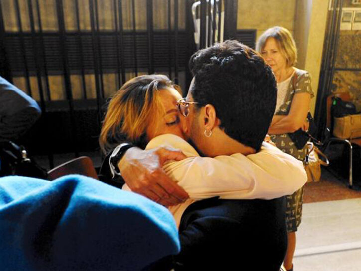 <p>Il lungo bacio tra Fabrizio Corona e la fidanzata Silvia Provvedi dopo la sentenza. </p>
