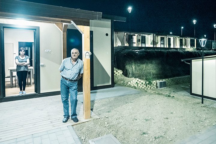 <p>Stefano e Ionela all’ingresso della casetta che è stata assegnata loro nel nuovo villaggio di Accumoli</p>