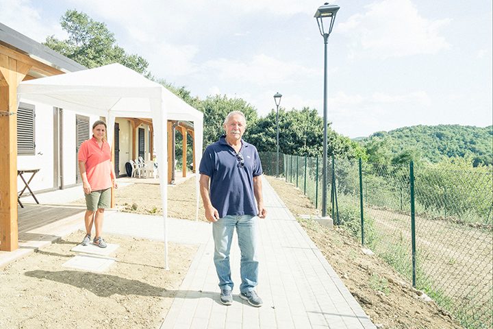 <p>Padre e figlia, dopo il terremoto hanno vissuto in hotel. Adesso abitano in 2 nuove casette ad Accumoli </p>