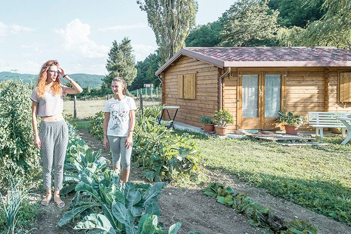 <p>Ludovica ed Elisa Aloisi accanto alla casetta in legno che il padre Clemente ha comprato lo scorso autunno e ha montato nel giardino. Di notte dormono qui, di giorno stanno in casa</p>