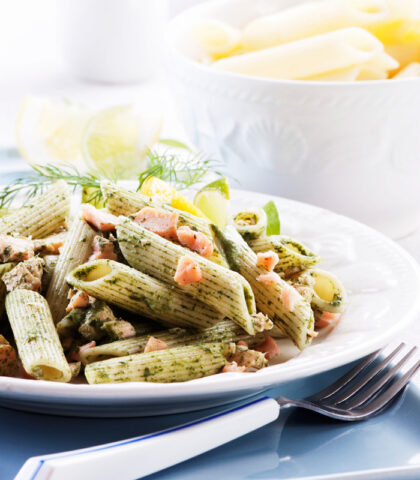 <p><b>La pasta? Sì grazie</b></p><p>Se la forma della <b>pancia</b> non soddisfa perché appesantita da<b> adipe</b> (basterà afferrare con le dita la pelle per capire se vi è grasso <i>pieno</i>) allora sarà il caso di dare una sistemata alla <b>dieta</b>. Ma, niente paura, non è necessario fare la fame per dimagrire sull'addome.</p><p>E non è neppure richiesta l'abolizione completa dei<b> <a href="https://www.donnamoderna.com/salute/carboidrati" target="_self">carboidrati</a></b>. Questi ultimi, pasta e pane, sono spesso maltrattati non appena si avvicina la prova costume. Il motivo è che i carboidrati sono ritenuti, a torto, responsabili diretti di<b> grasso</b> e sovrappeso. </p><p>Ma non è così, il carboidrato è necessario per il corretto funzionamento del <b>metabolismo</b> e va mantenuto persino all'interno di una dieta<b> ipocalorica</b>. </p><p>Meglio diffidare, dunque, dei regimi alimentari completamente<b> proteici</b>: queste diete garantiscono una rapida perdita di peso, legata però soltanto a una perdita dei<b> liquidi</b>. Inoltre, togliere i carboidrati significa abbassamento del tono dell'umore, ripresa del peso perso più rapida e surplus di lavoro per i <b>reni.</b> </p><p>Come fare quindi a conciliare carboidrati e <b>pancia piatta</b>? Semplice, attraverso i principi della<b> cronodieta</b> e scegliendo la tipologia dei cibi più adatta al conseguimento di un ventre sgonfio e tonico. </p><p>Innanzitutto, pane e pasta andrebbero consumati nella prima parte della giornata <b>(entro le 17</b>) quando il metabolismo è al suo massimo. Inoltre, per assicurarsi una pancia piatta (e<b> regolarità</b> intestinale) è opportuno scegliere pasta, riso, cereali e pane<b> integrali </b>ovvero ricchi di <b>fibre</b>.</p><p>Questi ultimi vantano anche un basso<b> indice glicemico</b>, soprattutto se abbinati a<b> proteine magre </b>come pesce e carni bianche: il<b> <i>piatto unico</i></b><i> </i>diventa quindi un'ottima soluzione anti-pancia. </p><p>Avvertenza: alle fibre è sempre necessario abbinare un abbondante consumo di <b>acqua </b>per favorire il corretto transito intestinale.</p>