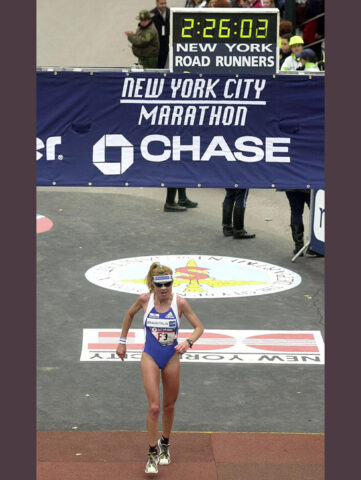 <p>Franca Fiacconi taglia il traguardo alla Maratona di New York del 2000. In quell'occasione la maratoneta italiana (è nata a Roma nel 1965) ha conquistato la medaglia d'argento</p>