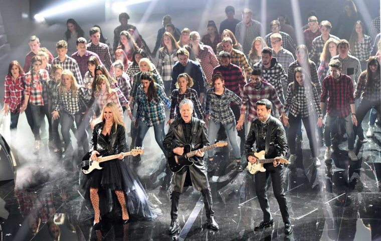 <p>Esordio con il trio Hunziker-Baglioni-Favino che canta <em>Heidi</em>. Forse un omaggio alla Svizzera? I social impazziscono: il trionfo del trash!</p>