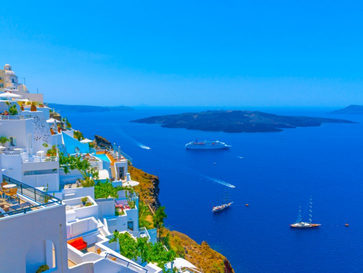 <p>La dodicesima isola delle <strong>Cicladi</strong>: <strong>Santorini</strong>, detta anche <em>l'isola dei sensi</em>!</p>