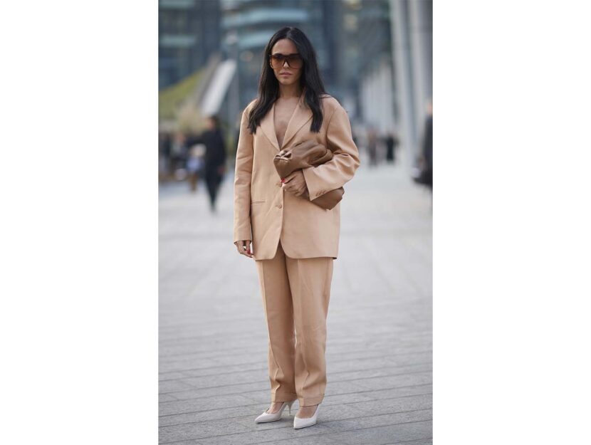 <p>Il blazer oversize abbandona l'ufficio e diventa il capo cardine di tantissimi look</p>