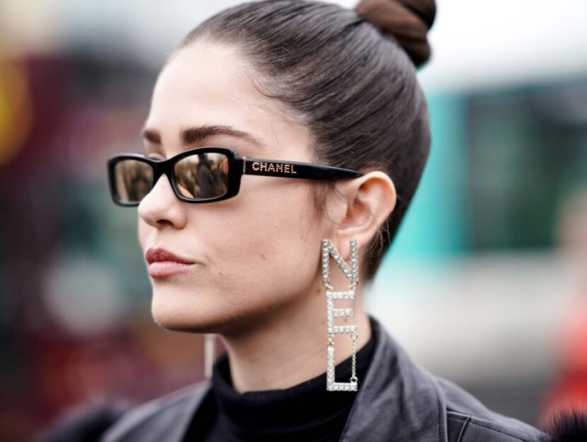 <p>Orecchini con maxi logo Chanel: imperdibili</p>