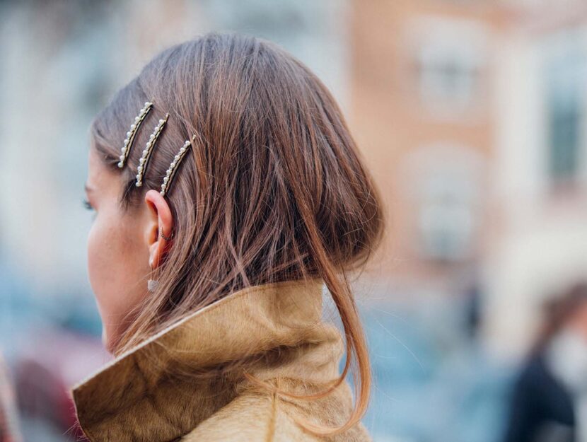 <p>Le forcine con perle non possono mancare tra gli accessori per i capelli</p>