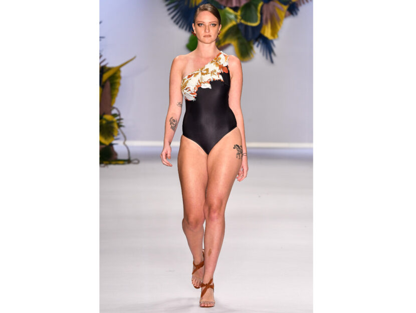 <p>Costume intero monospalla nero. Collezione spring-summer (AGUA DE COCO)</p>