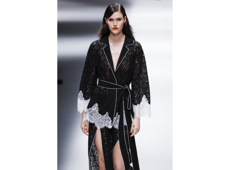 <p>Abito a kimono in pizzo bianco e nero di Blumarine</p>