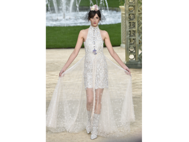 <p>Un mini abito caratterizzato dai merletti di Chanel</p>