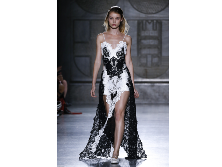 <p>Long dress bianco e nero in pizzo di Fausto Puglisi</p>