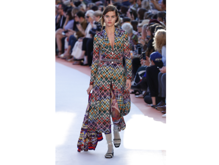 <p>Abito lungo a quadretti arcobaleno di Missoni</p>