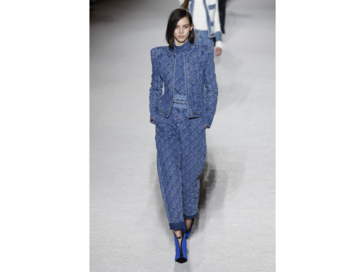 <p>Spalle importanti e richiami agli Eighties per la giacca effetto matelassé di Balmain</p>