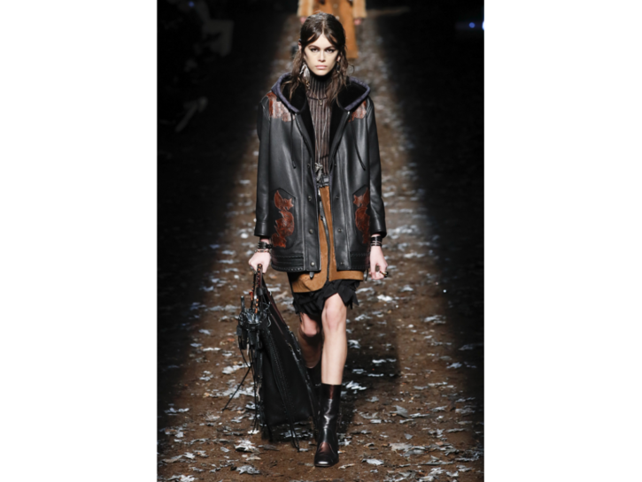 <p>Kaia Gerber indossa un giubbotto lungo in pelle di Coach</p>